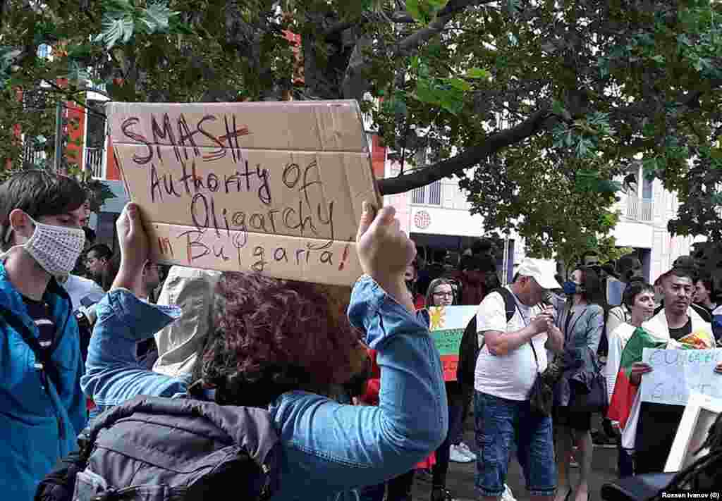 &quot;Смажете властта на олигархията в България!&quot; Надпис на плакат от протеста на българи в Берлин на 16 юли.