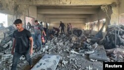 Urmările atacului asupra școlii din tabăra Nuseirat, în zona centrală a Fâșiei Gaza.