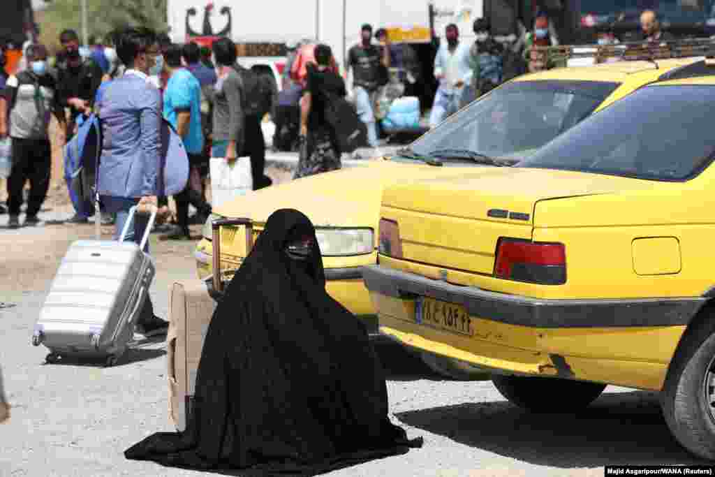 Një grua afgane duke pritur në kufirin ndërmjet Afganistanit dhe Iranit, në Razavi Korasan. (29 gusht)