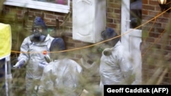 Experți britanici în gădina casei fostului agent dublu Serghei Skripal, Salisbury, 22 martie 2018