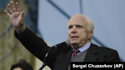 Джон Маккейн на Майдане в Киеве. Декабрь 2013