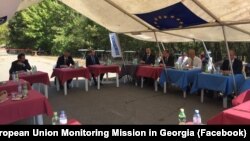 Из-за пандемии эргнетские встречи проводятся в открытом шатре, с соблюдением дистанции расставлены столы, на которых вода, минералка и санитайзер