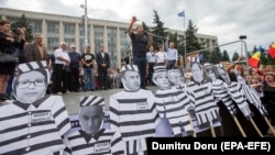 La un amplu protest în fața guvernului împotriva anulării alegerilor anticipate pentru funcția de primar al Chișinăului, câștigate de Andrei Năstase, 1 iulie 2018 