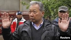 Бийликтен кулатылган Курманбек Бакиев кичи мекени - Тейит айылында. Жалал-Абад, 12-апрель, 2010.