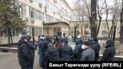 Бишкек шаары. Активист Тилекмат Кудайберген уулунун Свердлов райондук сотунун алдында турган тарапташтары. 17-март, 2021-жыл. 