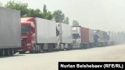 Кыргыз-казак чек арасында турган оор жүк ташуучу унаалар. 22-сентябрь, 2025-жыл.