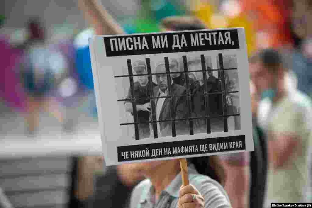 &bdquo;Уморен сум да сонувам дека еден ден ќе го видиме крајот на мафијата&ldquo;, пишува на еден транспарент во Пловдив.