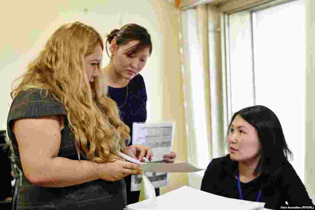 Молодая женщина из Кыргызстана нашла работу в одном из офисов.