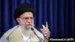 Vrhovni lider Irana, ajatolah Ali Hamenei ponovio je ranije navode iranskih lidera da SAD moraju da ublaže sankcije pre nego što Iran ponovo počne da se pridržava sporazuma.
