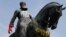 Statuia regelui Leopold al II-lea al Belgiei, în fața palatului regal din Bruxelles, mânjită de manifestanți.
