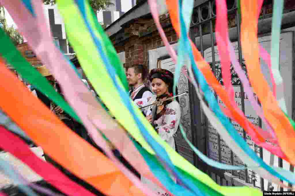 Un muzician cântă la vioară la o nuntă tradițională belarusă din Minsk pe 12 august. (Uladz Hrydzin, RFE/RL)