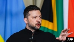 По словам Зеленского, сразу обо всем договориться невозможно, однако необходимо, чтобы встреча завершилась «политической победой»