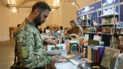 «Це головні сенси для українців». Чому українці люблять українські книжки – розповідають письменники (відео)