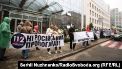 Tüntetés Kijevben a 112 Ukrajina tévécsatorna központja közelében, 2019. október 25-én.