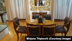 Trpezarijski sto iz Palate Tripković koji je izložen u Pomorkom muzeju u Kotoru.