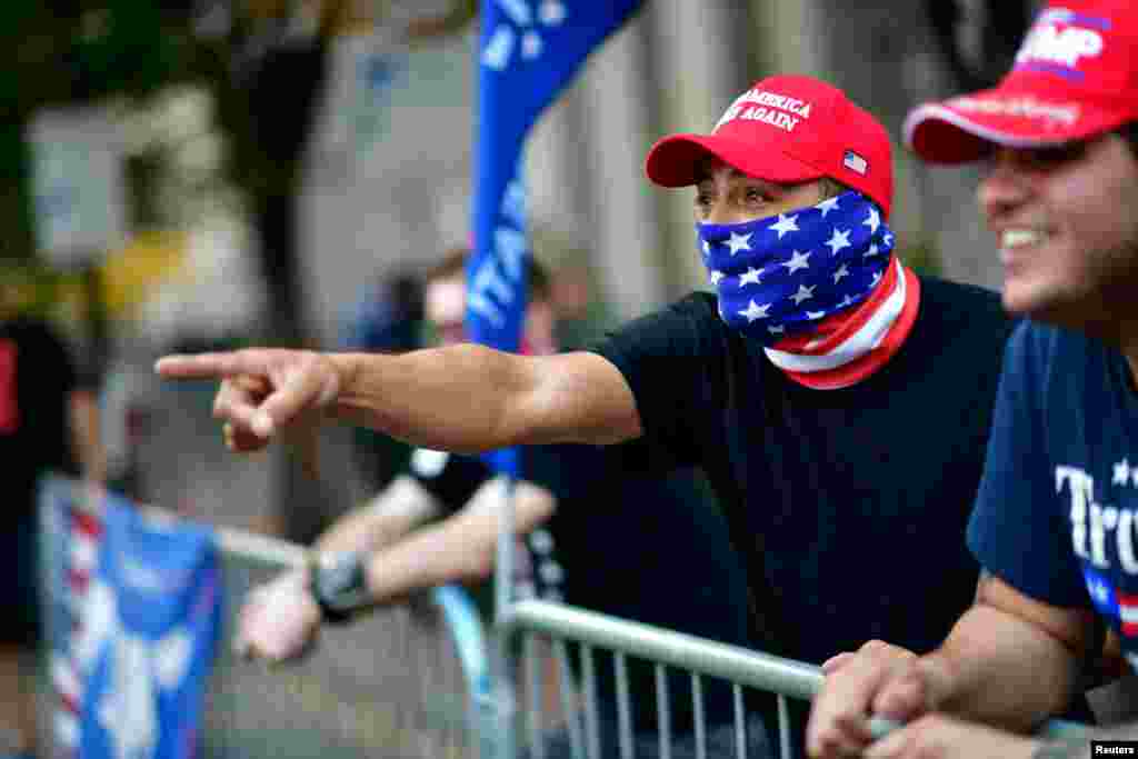 Поддржувачи на американскиот претседател Доналд Трамп извикуваат преку улицата кон приврзаниците на новоизбраниот претседател Џо Бајден ден по победата на претседателските избори на Бајден, во Филаделфија, Пенсилванија, 8 ноември 2020 година.