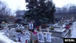 Могили «проклятих солатів» на варшавському кладовищі Повонзки, знайдені професором Кшиштофом Шваґжиком. У роки комунізму поверх цих могил ховали «заслужених комуністів»