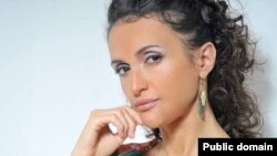 Она бывает на родине часто. Она часто на родине поет