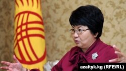 Президент Роза Отунбаева отвечает на вопросы Радио "Азаттык", 26 декабря, 2010 г.