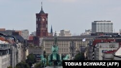 A Brandenburgi kapu, háttérben a berlini városházával 2020. szeptember 9 -én