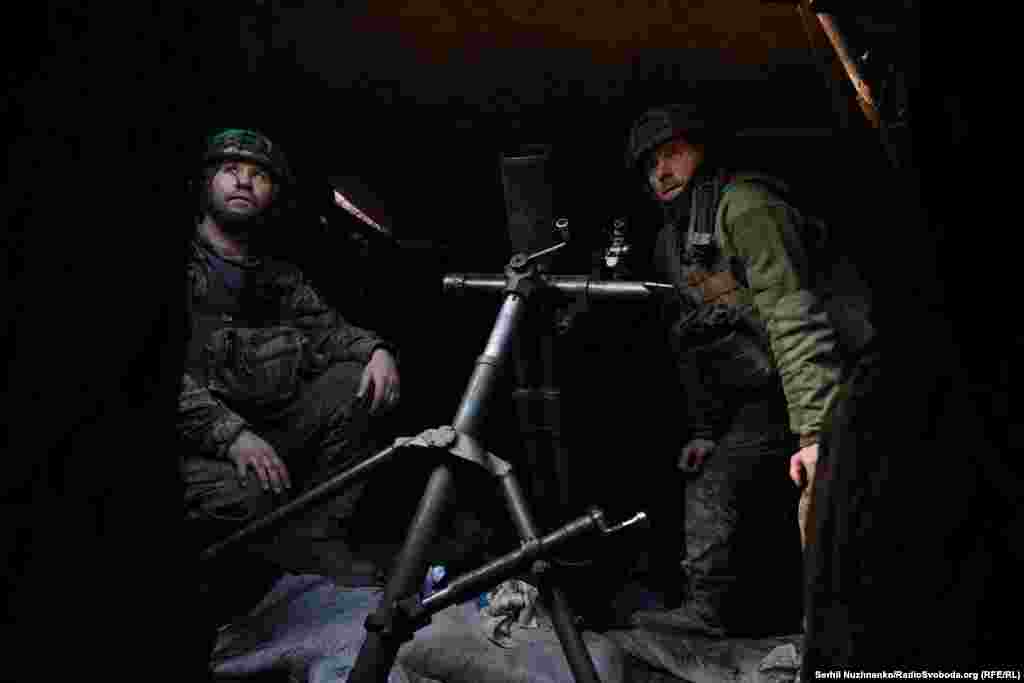 Дим розсіюється, мінометники вносять коректуру, але за мить чути звук дзижчання дрона. На цей раз це FPV, який шукає ціль. Всі притихли й уважно слухають. За мить він влітає в сусідню будівлю&hellip; Настає тиша, бійці користуюся цим, і закидають міну калібром 120 міліметрів після коректури координат