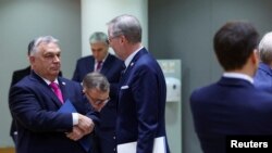 Orbán Viktor miniszterelnök (b) egy európai uniós csúcson 2023. december 14-én