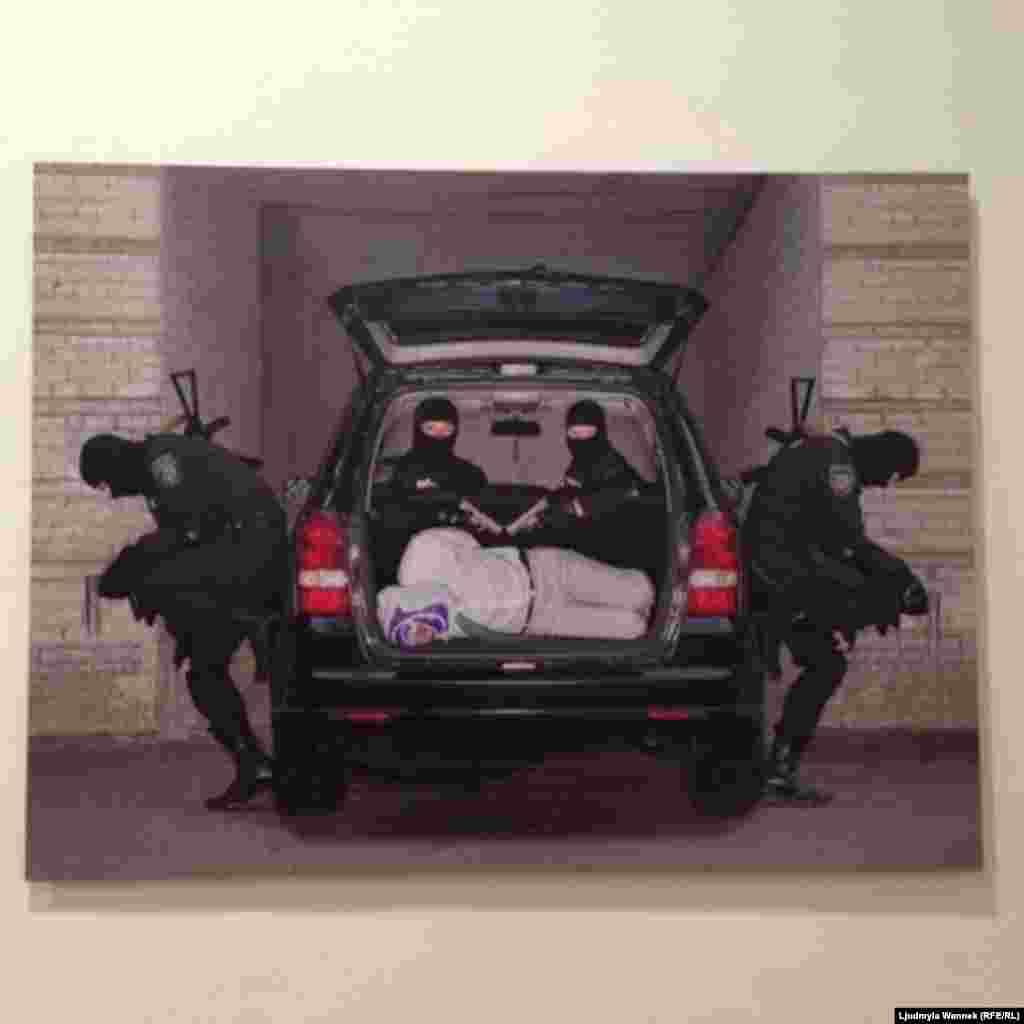 Є й відомі вже світлини, і колажі на тему цих драматичних подій: