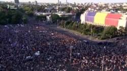 Десятки тисяч румунів вийшли на вулиці Бухареста з вимогою відставки уряду – відео