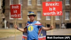 Противник на Брегзит на протест пред Парламентот во Лондон