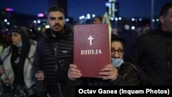 Protestatarii față de restricțiile menite să limiteze răspândirea COVID-19 invocă adesea credința. Teologul Paul Palencsar vorbește, în acest caz, despre specularea fricii și a ignoranței.