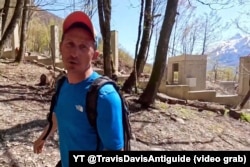 На відео одного з російських блогерів можна побачити зведення паркану та одного з шести постів охорони біля нього навесні 2025 року