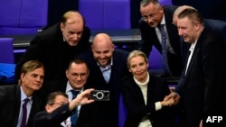 اعضای حزب افراطی «آلترناتیو برای آلمان» در پارلمان، پس از شکسته‌شدن تابوی همکاری حزبی با آن‌ها، عکس یادگاری گرفتند