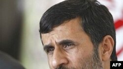 آقای احمدی نژاد می گوید در صورت مخالفت با برنامه هسته ای، ایران واکنش نشان خواهد داد.
عکس :ایسنا