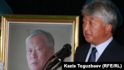 Владимир Ким Владимир Ниді жерлеу шарасы кезінде марқұмның портретінің жанында сөйлеп тұр. Алматы, 12 қыркүйек 2010 жыл.