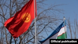 Флаги Кыргызстана и Узбекистана. Иллюстративное фото.
