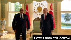 Лидерът на ГЕРБ Бойко Борисов посети турския президент Реджеп Тайип Ердоган седмица преди изборите. По-рано държавният глава прие и делегация на ДПС