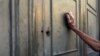 Un pensionar bătând la uşa unei filiale a Băncii Naţionale din Atena, 7 iulie, 2015.