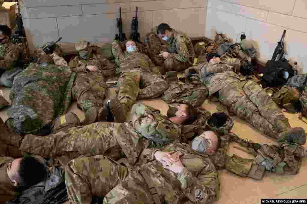 Припадници на Националната гарда одмораат во зградата на Капитол