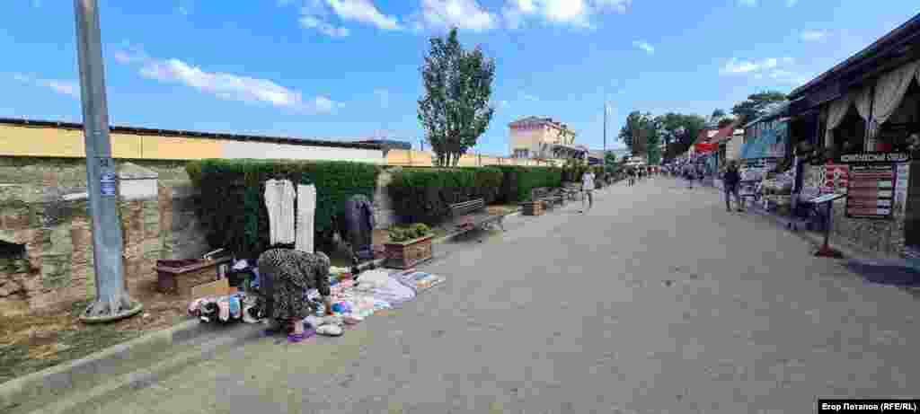 Бабусі викладають свій товар прямо на дорогу