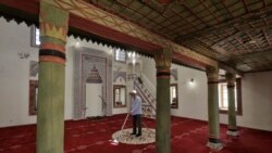 Një burrë riparon hyrjen në oborrin e xhamisë në Bashçarshi, që është pazari i vjetër dhe qendra historike dhe kulturore e Sarajevës. Foto: Reuters)