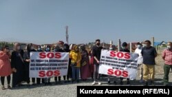 Беженцы из Афганистана перед зданием Посольства США в КР. Бишкек, 18 августа 2021 г.