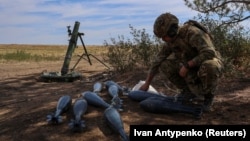 Український військовослужбовець перевіряє мінометні снаряди під час військових навчань в Херсонській області, 1 серпня 2024 року