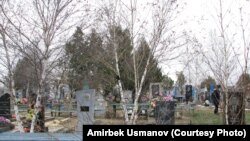 Виноградово (мурдагы Чалбасы) кыштагынын четиндеги православ көрүстөнү. 3.04. 2013