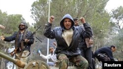 Ljudi slave na vojnom oklopnom vozilu u gradu Shahat na istoku Libije, 24. februar 2011.