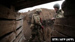 
Ukrajinski vojnici na prvoj liniji sa separatistima u gradu Zolote, u regiji Luganjska, 8. april 2021. 