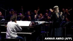 گابریل یارد (چپ) و یاسمینا جنبلاط در افتتاحیه جشنواره بیت‌الدین در بیروت