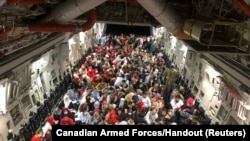 Снимка от 23 август 2021 г. Стотици бежанци са на борда на канадски военен самолет, който ги евакуира от Афганистан.