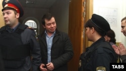 Костянтин Лебедєв (ц) під час суду в Москві, 18 жовтня 2012 року