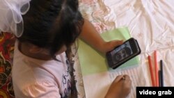 Кызы менен интернет аркылуу баарлашып жаткан мигрант. Иллюстрация сүрөт. 