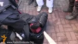 Демонстрантите во Киев заробуваат полицајци